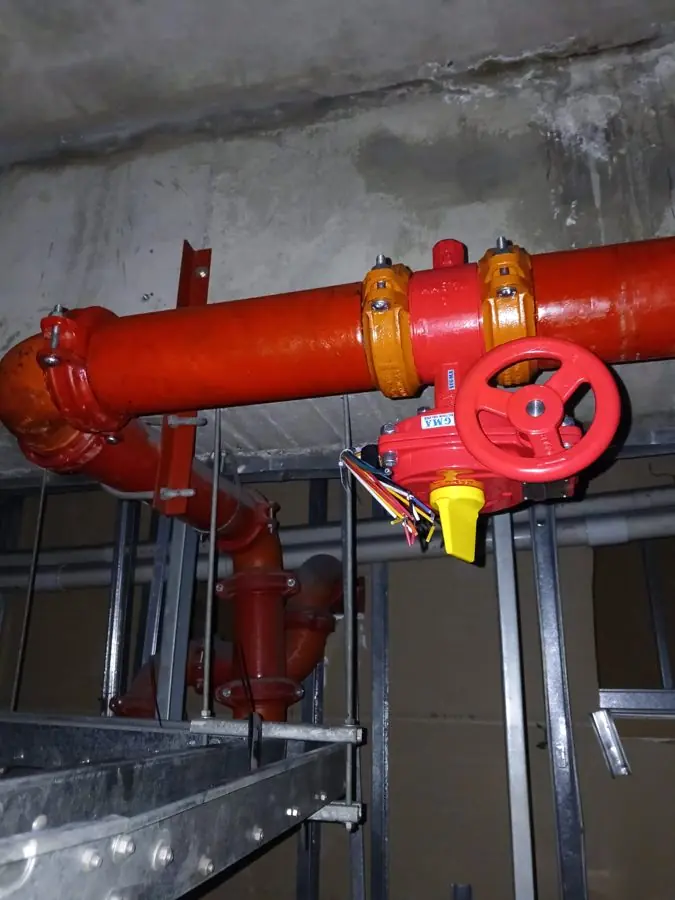 Estación de control de piso con válvula mariposa supervisada y acoples ranurados en tubería roja de red contra incendio